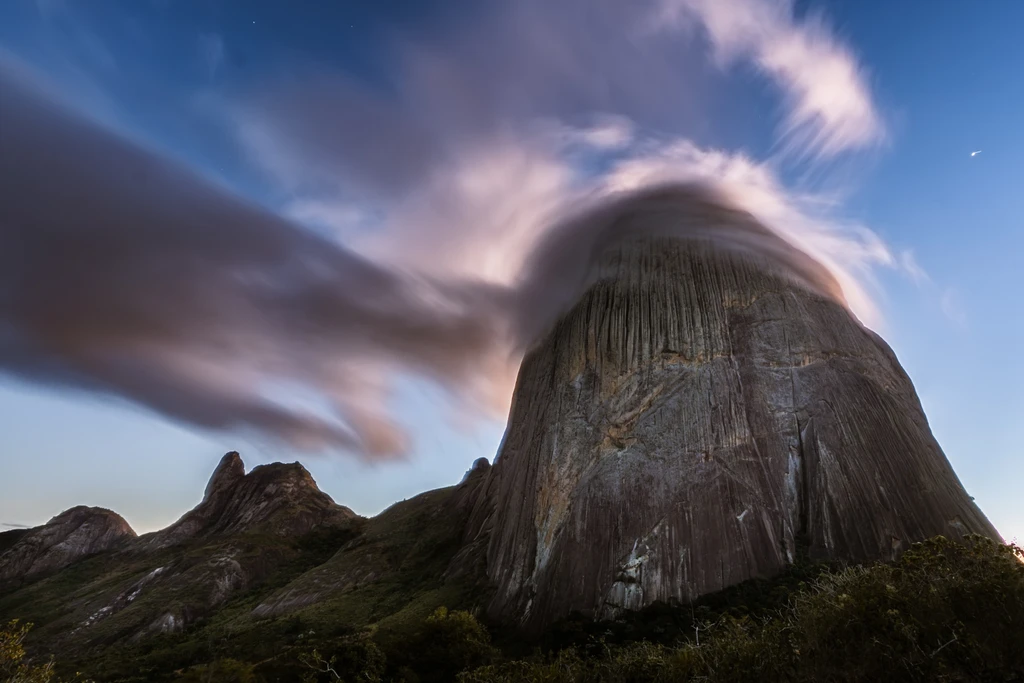 Wide establishing shot of the Pedra Baiana wall face. Full-bleed, no text overlay.