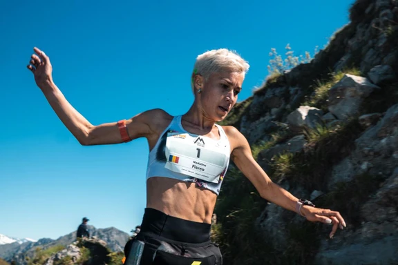 番号1のゼッケンをつけて山岳トレイルを走るマダリナ・フロレア