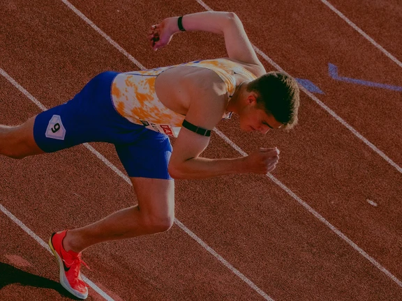 Cooper Lutkenhaus running at the Bislett Games in a white and orange singlet.