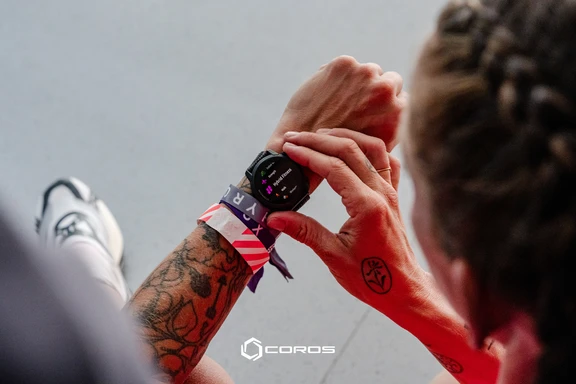 alyssa mcelheny starting a hybrid fitness workout on her coros pace 4