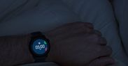 Gambar close-up alarm menunjukkan jam 5 pagi pada jam tangan COROS PACE 3 hitam.